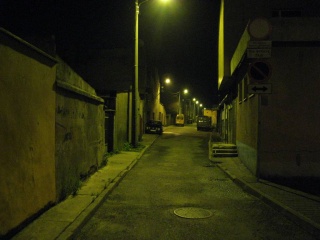 ulica-waska-w-nocy.jpg