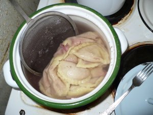 knedle - gotowanie - truskawki - garnek - kuchnia